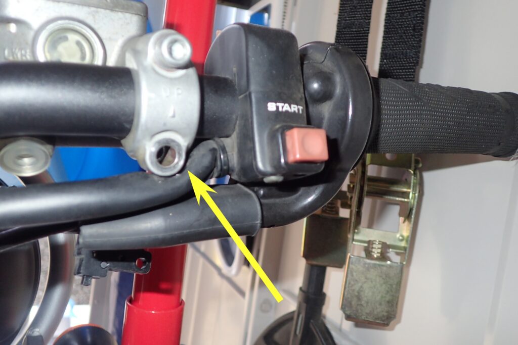 黄色い矢印で示した、CRF250Rマスターシリンダーとキルスイッチ・スタータースイッチ配線の干渉箇所