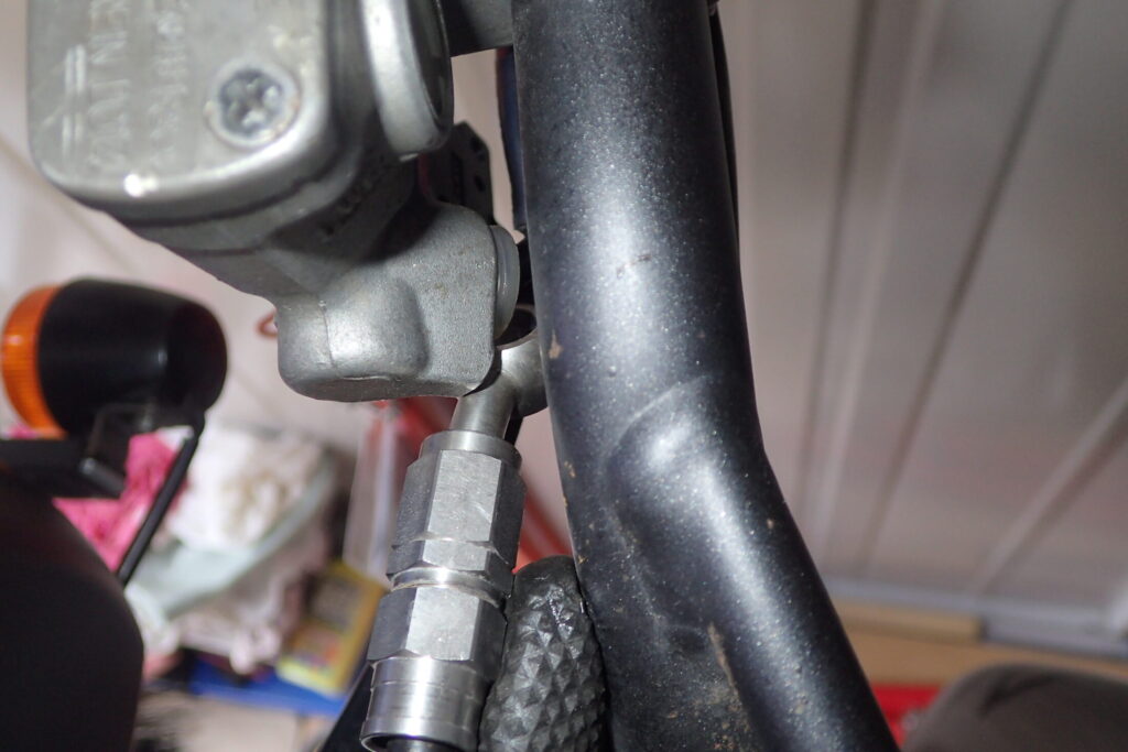 ブレーキホースの取り付け位置が後方になるため、取り回しに無理が生じているマスターシリンダーの近景写真