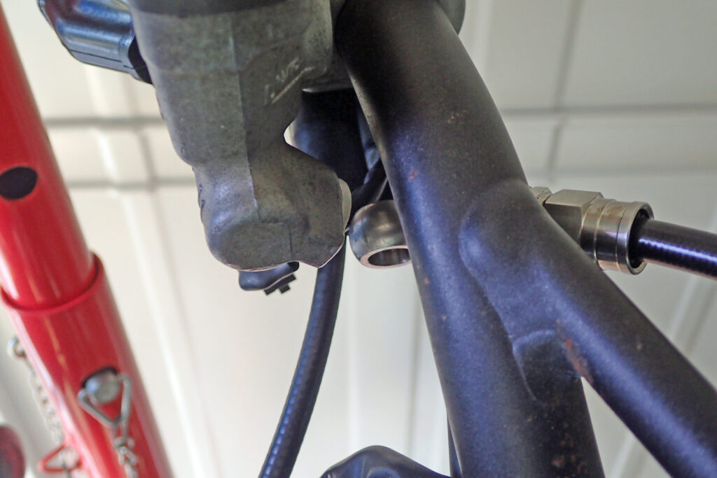 ブレーキホースの取り付け位置が後方になるため、取り回しに無理が生じているマスターシリンダーの写真