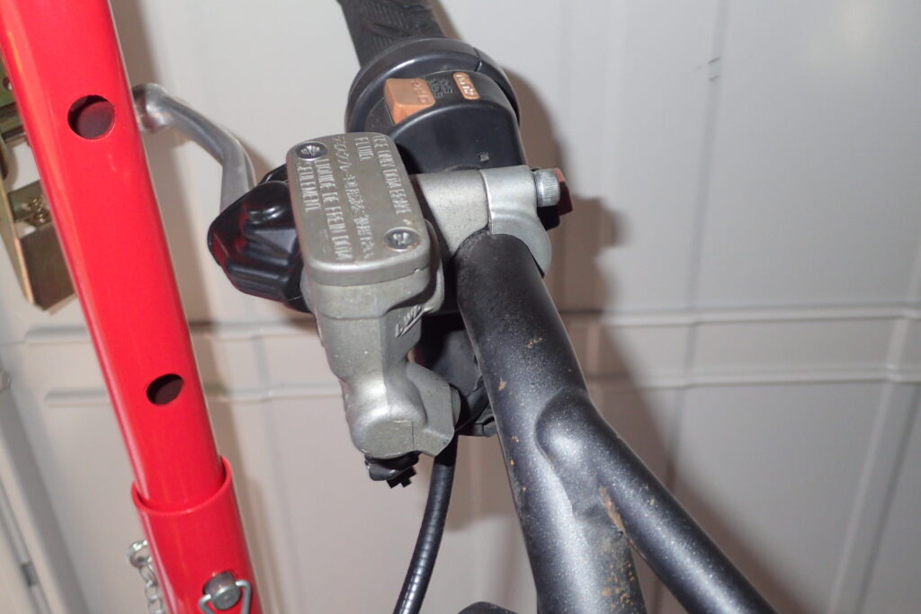 ブレーキホースの取り付け位置が後方になるため、取り回しに無理が生じているマスターシリンダーの背面写真