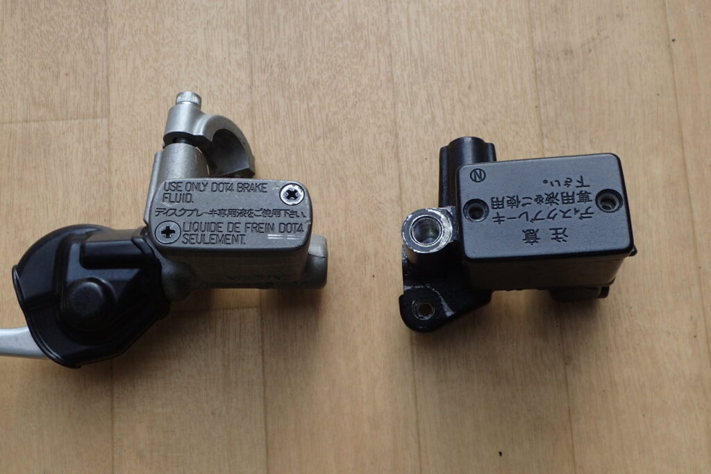 左側にCRF250R用、右側にXR250 BAJA純正のフロントブレーキマスターシリンダーを並べた比較写真