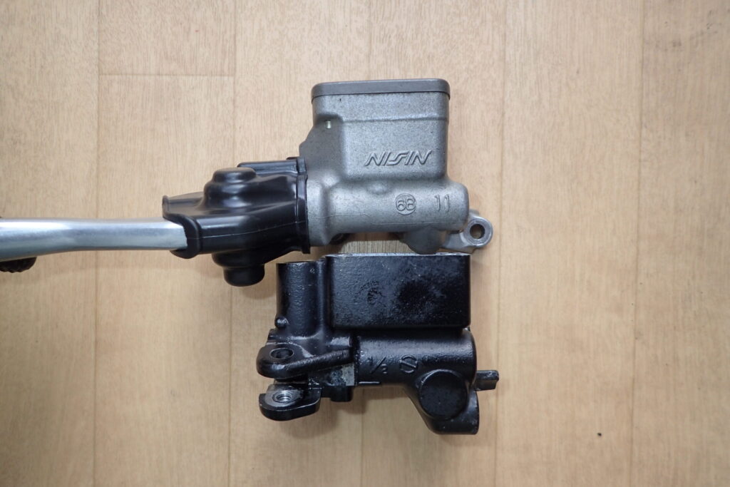 CRF250R用とXR250 BAJA純正マスターシリンダーのブレーキフルードリザーバータンクの大きさの違いを比較