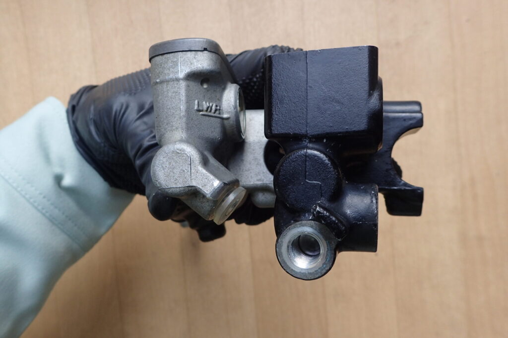 マスターシリンダー側面の比較画像。CRF250R用はブレーキホースのフルード取り出し口の位置が純正と異なる