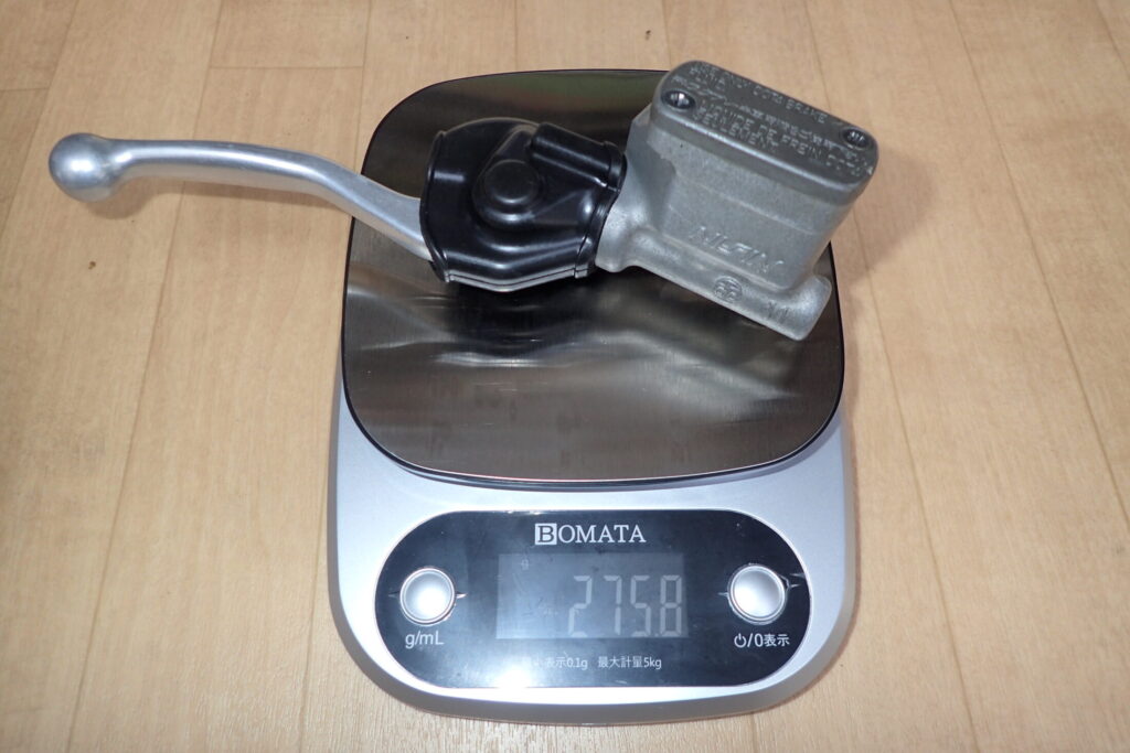 デジタル秤で計測したCRF250R用フロントブレーキマスターシリンダー(レバー込み)の重量:約276g