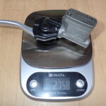 ホンダ XR250 BAJAのフロントブレーキ改良のため、CRF250R用マスターシリンダーの流用を検討・比較している様子