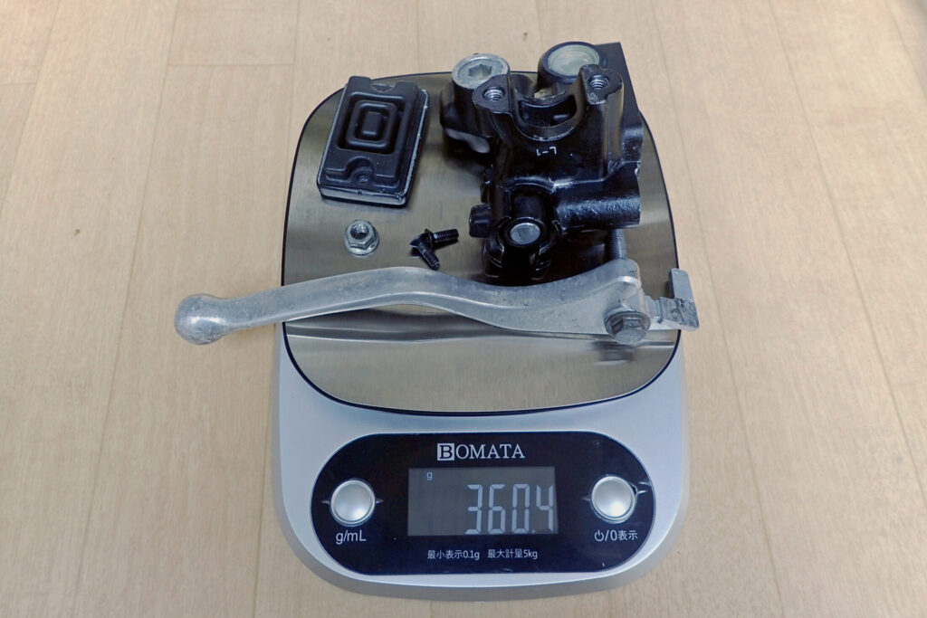 デジタル秤で計測したXR250 BAJA純正フロントブレーキマスターシリンダー(レバー込み)の重量:約360g