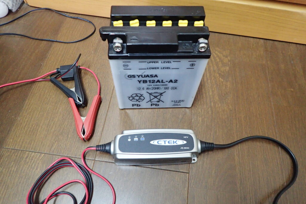 CTEKのJS800でバッテリーを充電しようとしているところ．