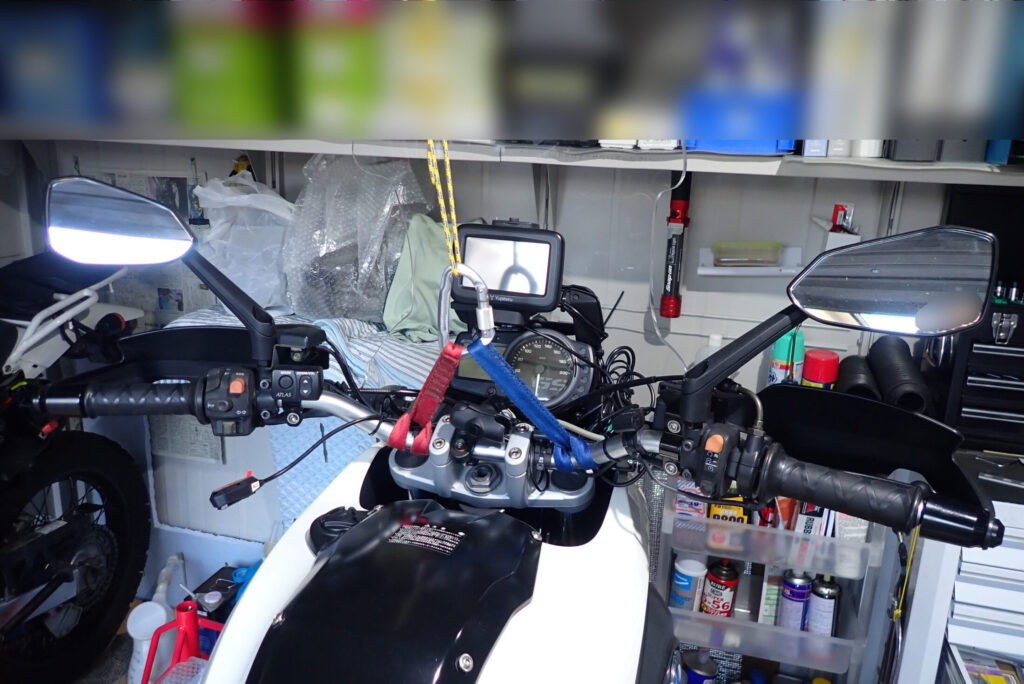 BMW G650GSに装着されたタナックス製ナポレオン・リッジミラーの外観写真