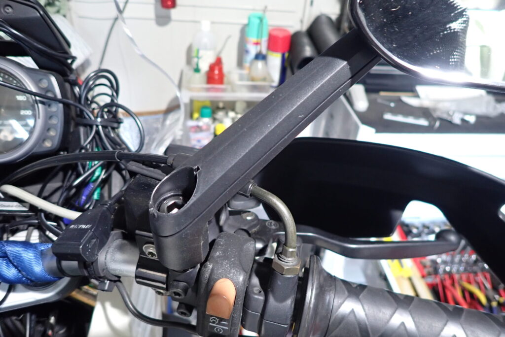 ナポレオン・リッジミラーのボルト固定部にある化粧蓋を取り外すメンテナンス作業の様子