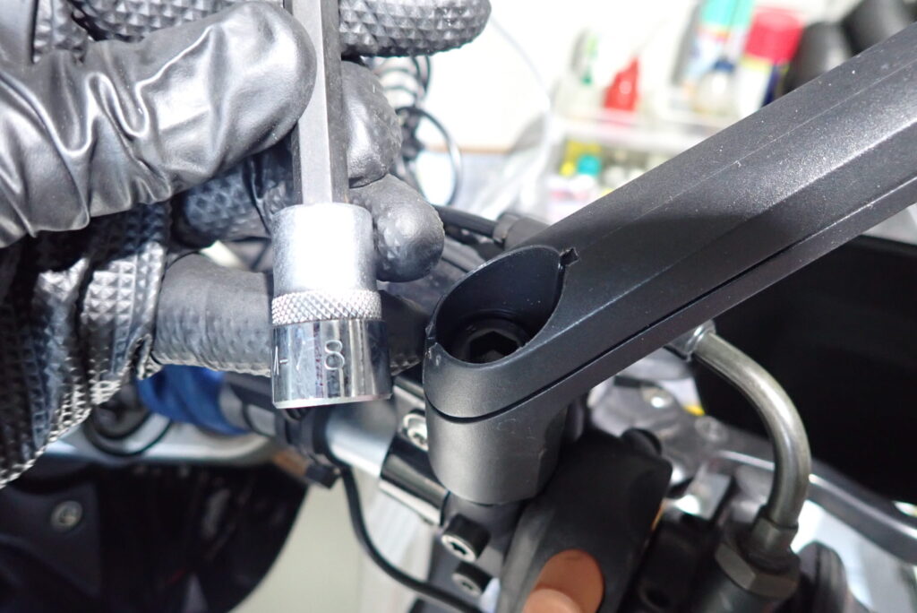 BMW G650GSのミラー固定に使用されている8mm六角穴付きボルトのクローズアップ