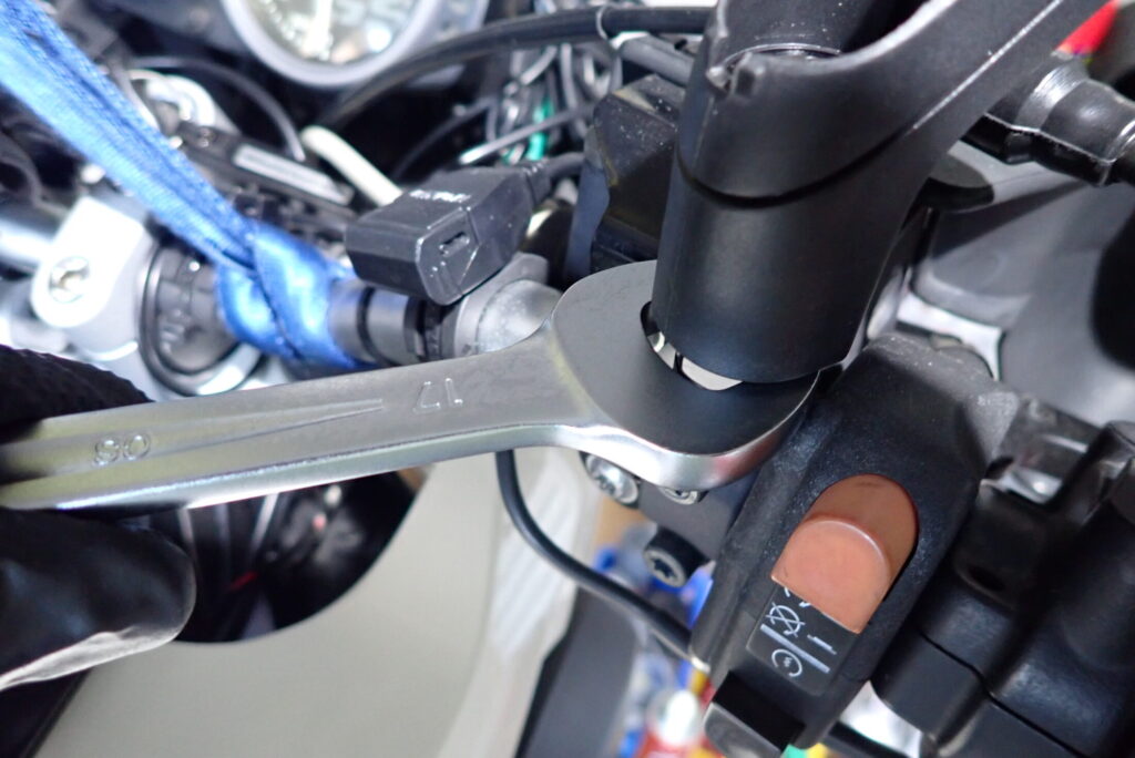 17mmのスパナで固定しながら逆ネジのミラーボルトを緩めるG650GSのメンテナンス工程