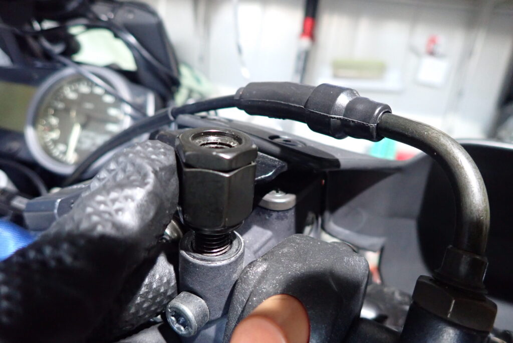 逆ネジであることを示す切り目（溝）が入ったミラーアダプターの識別ポイントの拡大写真