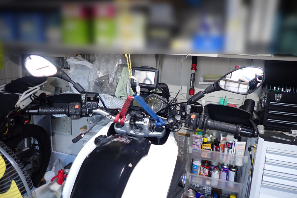 ナポレオンミラーから純正ミラーへの交換が完了したBMW G650GSのハンドル周り