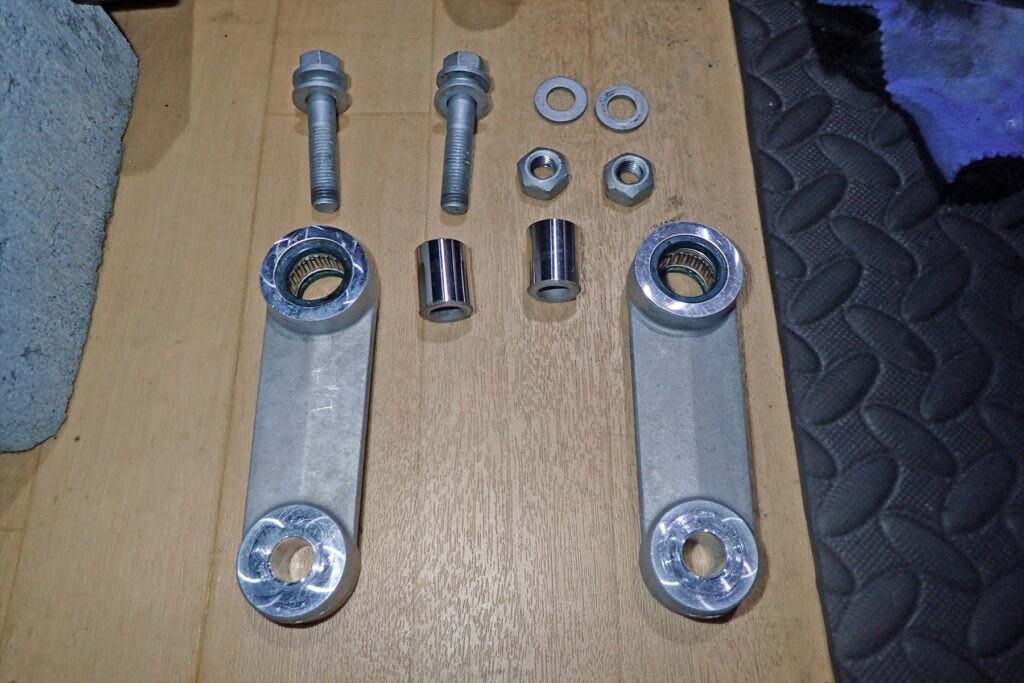 取り外したリアリンクアームとカラー、ブッシュの摩耗・汚れの確認