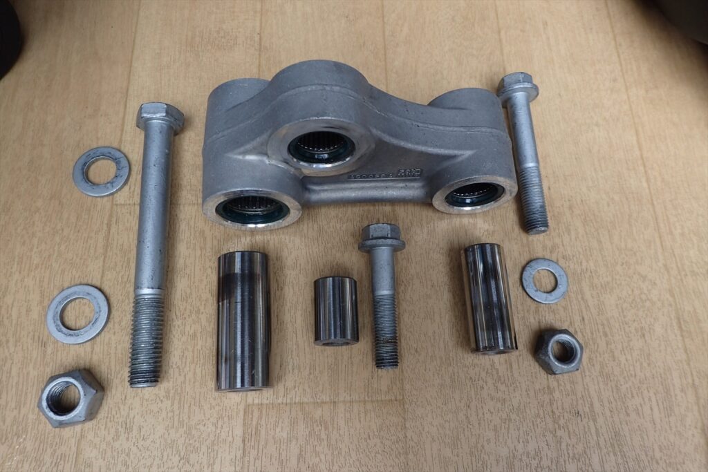 取り外したリアリンクアームとカラー、ブッシュの摩耗・汚れの確認