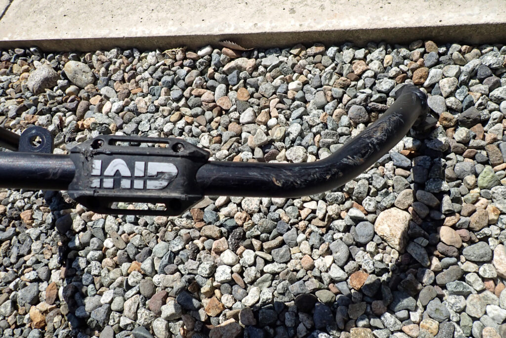 中古で購入したバイク用エンジンガードの傷とサビの状態（塗装前のビフォー写真）