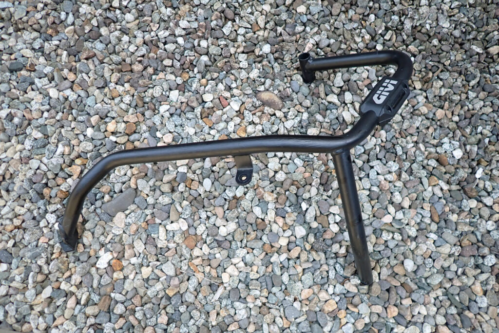 塗装が完了したエンジンガード（DIY補修後のアフター写真）