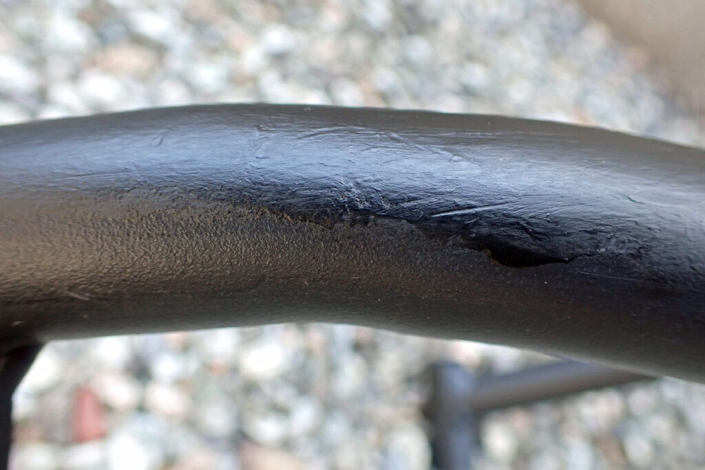 塗装が完了したエンジンガード（DIY補修後のアフター写真）