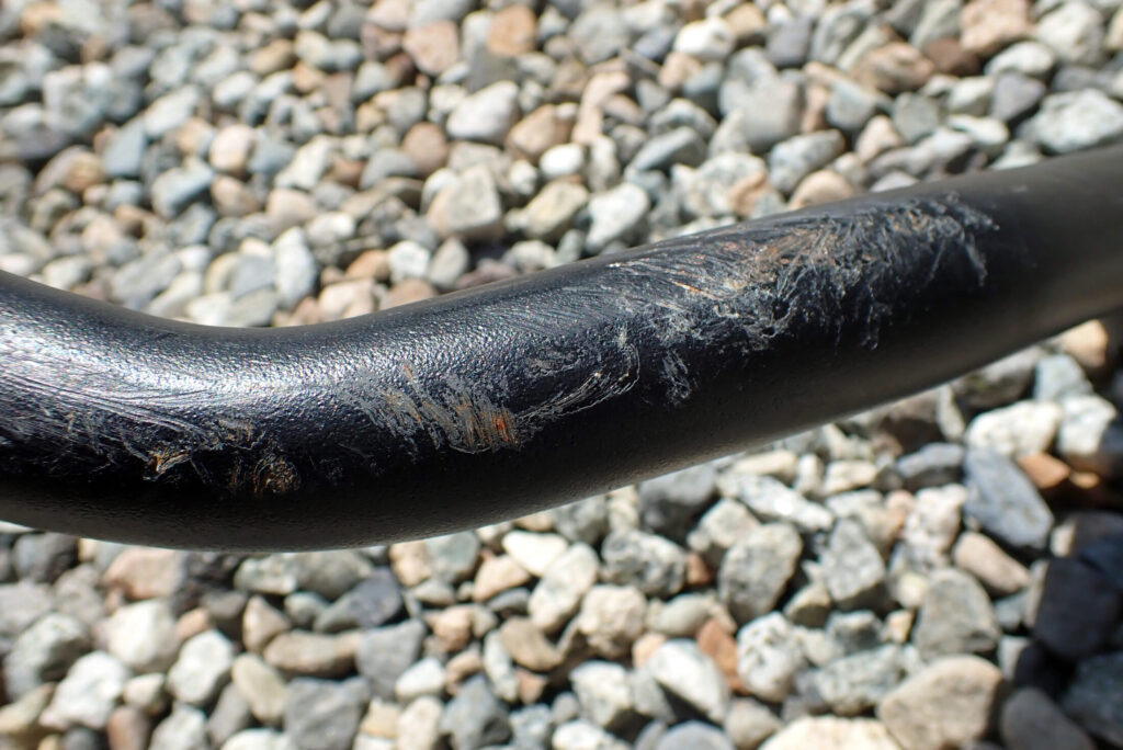 中古で購入したバイク用エンジンガードの傷とサビの状態（塗装前のビフォー写真）