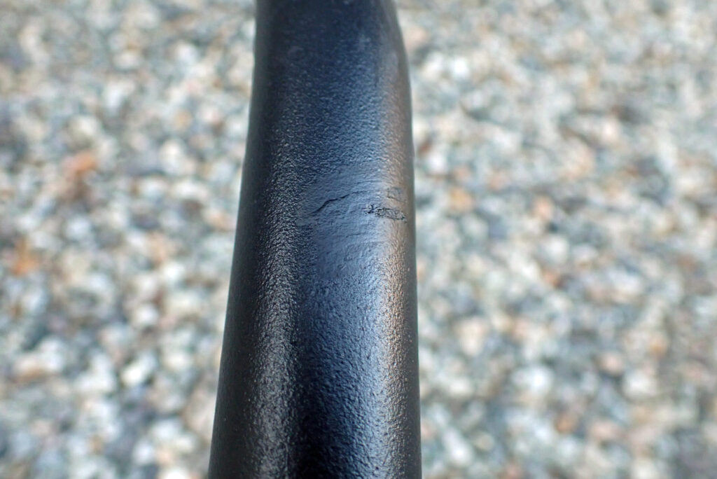 塗装が完了したエンジンガード（DIY補修後のアフター写真）