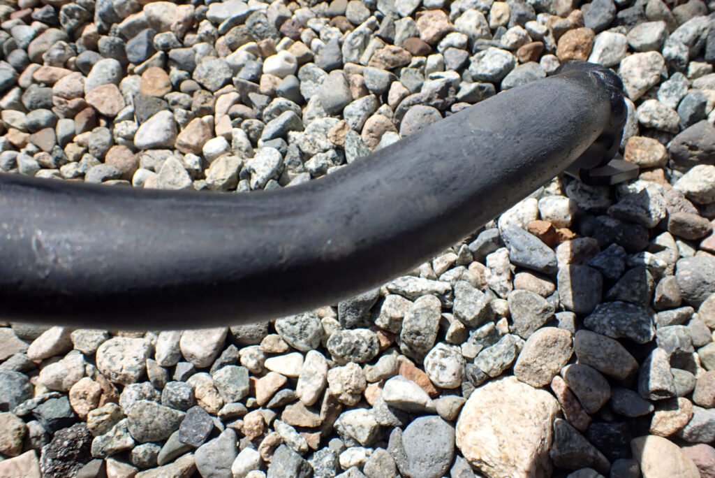 エンジンガードの古い塗装とサビを耐水ペーパーで削り落とす足付け作業の様子