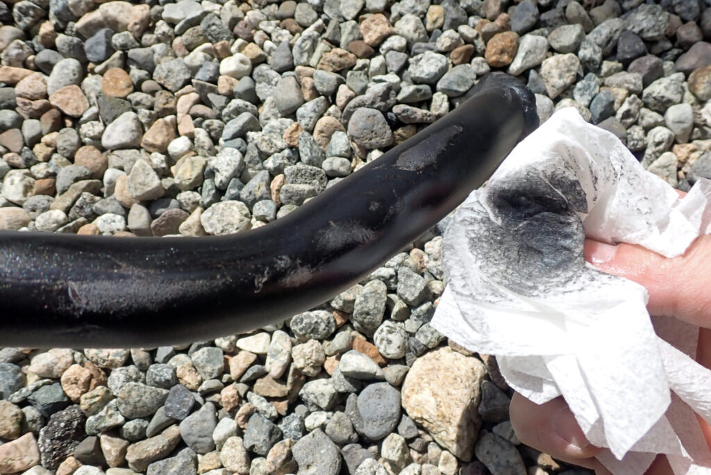 塗装の密着性を高めるためにシリコンオフでエンジンガードの油分を拭き取る脱脂工程