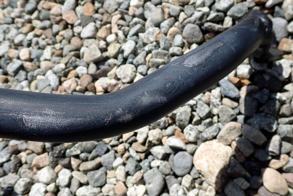 塗装の密着性を高めるためにシリコンオフでエンジンガードの油分を拭き取る脱脂工程