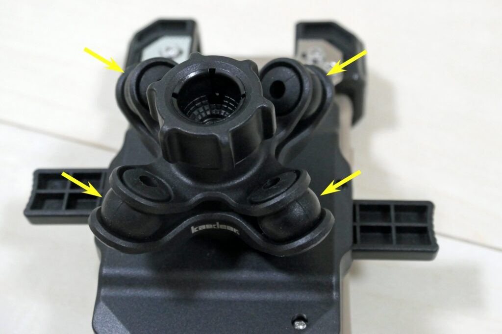 カエディア「KDR-M11CPJ」のAirアブソーバーの接写写真。アブソーバーに黄色矢印をつけて分かりやすく紹介している。