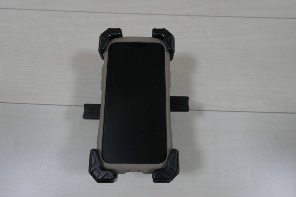 カエディア「KDR-M11CPJ」に実際にiPhone13mini（ケース付き）を装着して、どのような感じになるのかを紹介している。