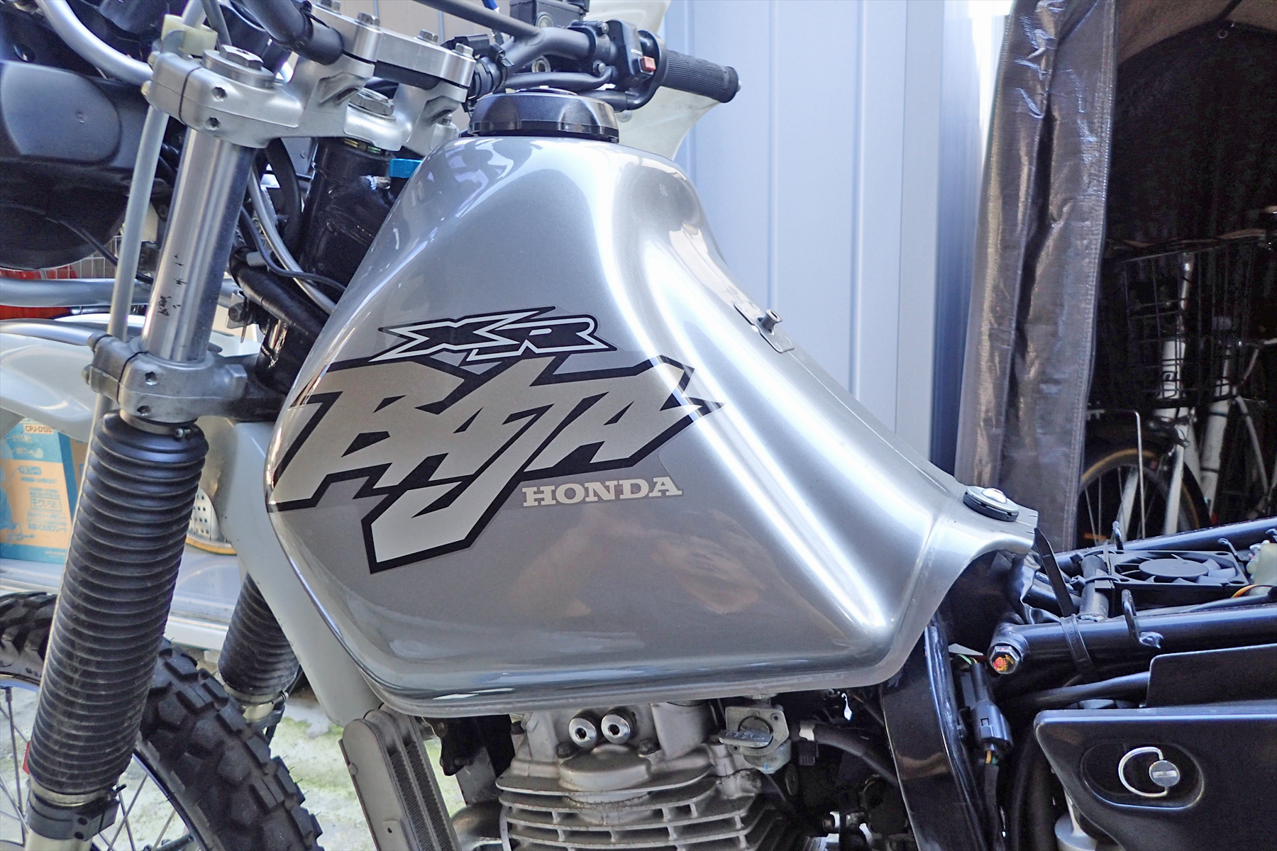 XR250とBAJAのタンク容量・航続距離を比較！ビッグタンクの利点と欠点