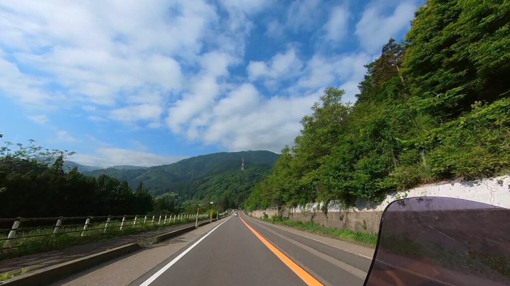 バイクのツーリングで、国道４１号線を富山から岐阜県に向けて走っている快走路の様子。天気も景色もすこぶる良い状態。