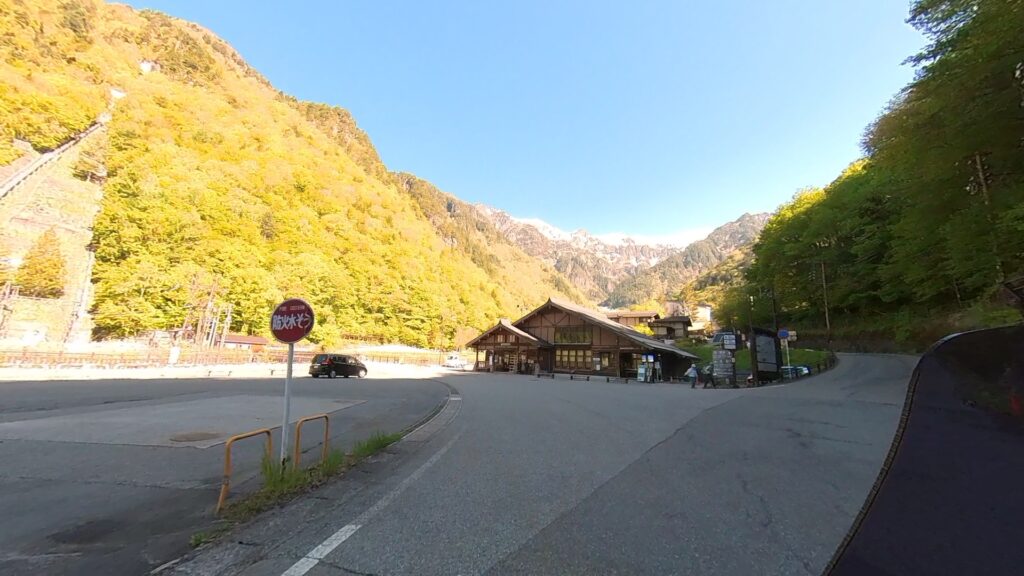 バイクのツーリングで、岐阜県の穂高岳の麓に到着した様子。快晴で、山には残雪もあり最高の景色。