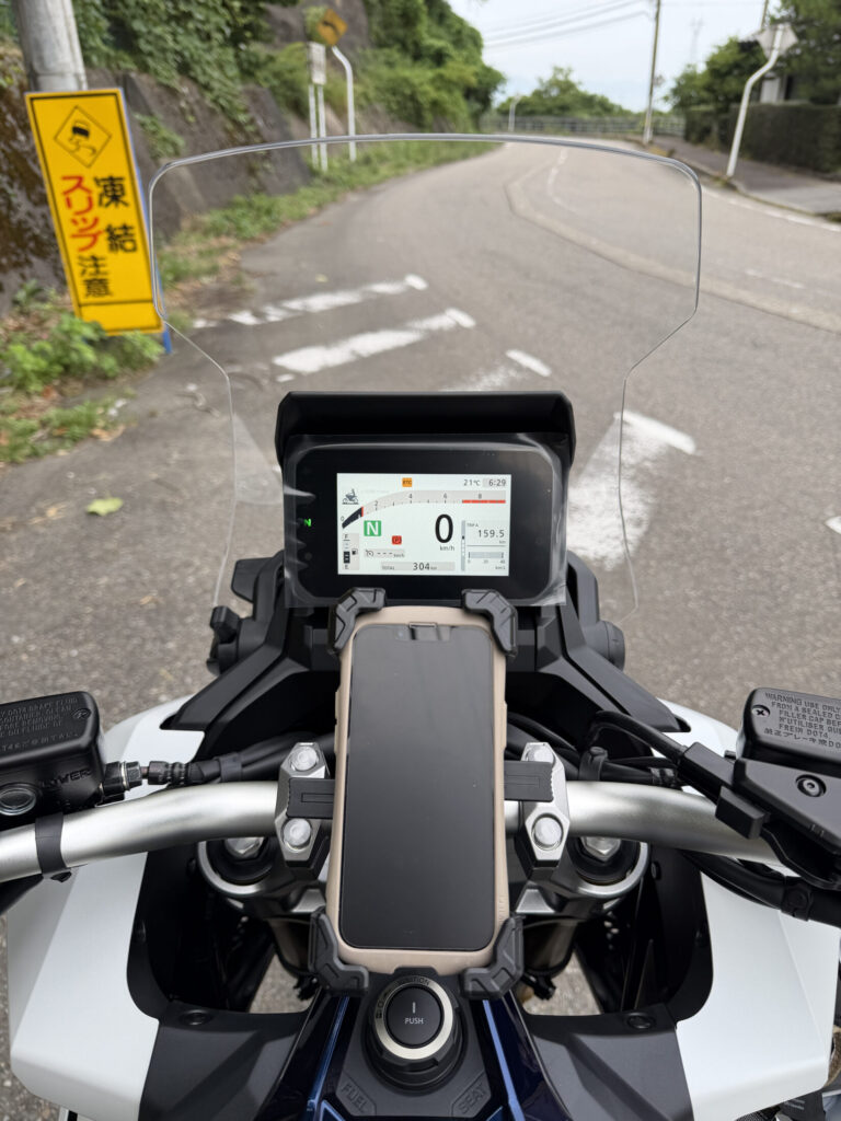 Cockpit view of a Honda X-ADV with the OEM windscreen set to the 3rd step position, which provides the best wind protection balance for a 167cm rider.