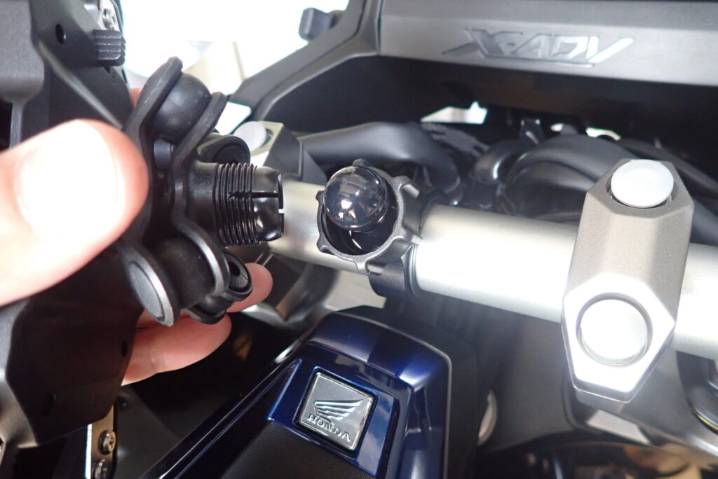 Close-up of the ball joint mechanism connecting the Kaedear handlebar mount to the phone holder socket.