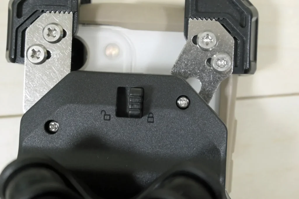 The back of the KDR-M11CPJ: the slide switch in the middle and the two screws fixing each arm