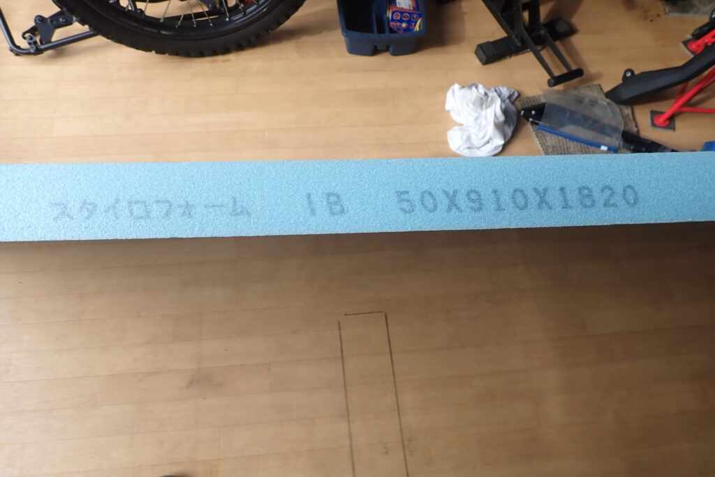 Side profile view of the insulation board highlighting the printed dimensions of 50 by 910 by 1820 mm, showing the 5cm thickness clearly.
