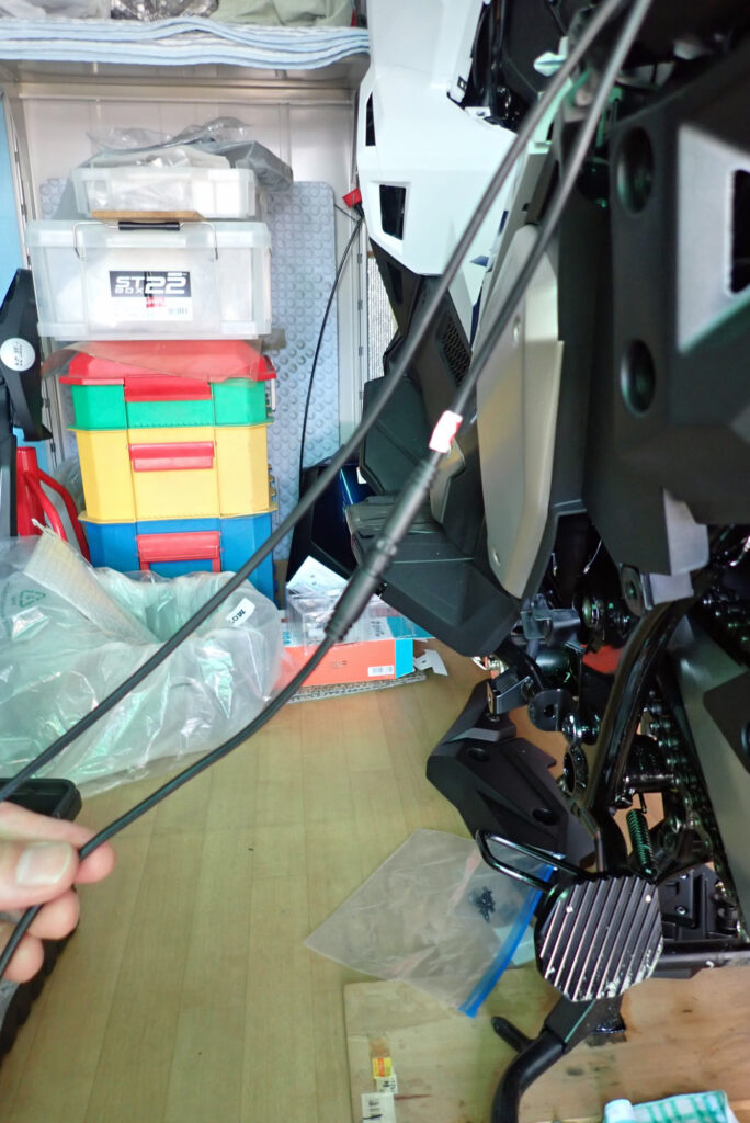 Connecting Daytona dashcam camera extension cable with waterproof screw-lock connector