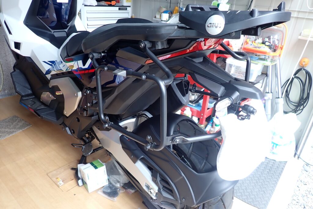 Temporary loose fitting of mounting bolts on GIVI PLO1188MK side rack