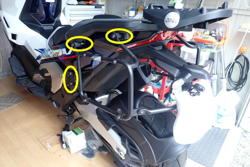 Overview of three mounting points marked with yellow circles for GIVI PLO1188MK