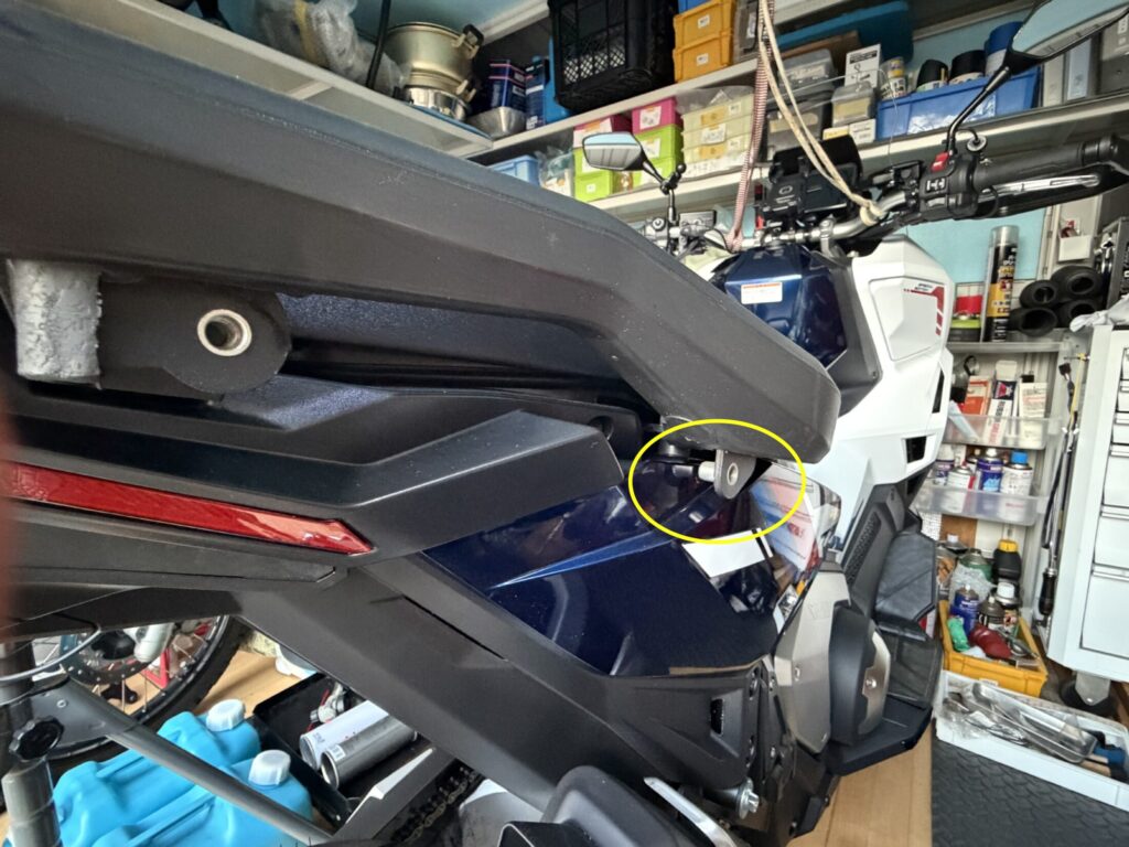 Warning location where GIVI rack base contacts Honda X-ADV rear cowl