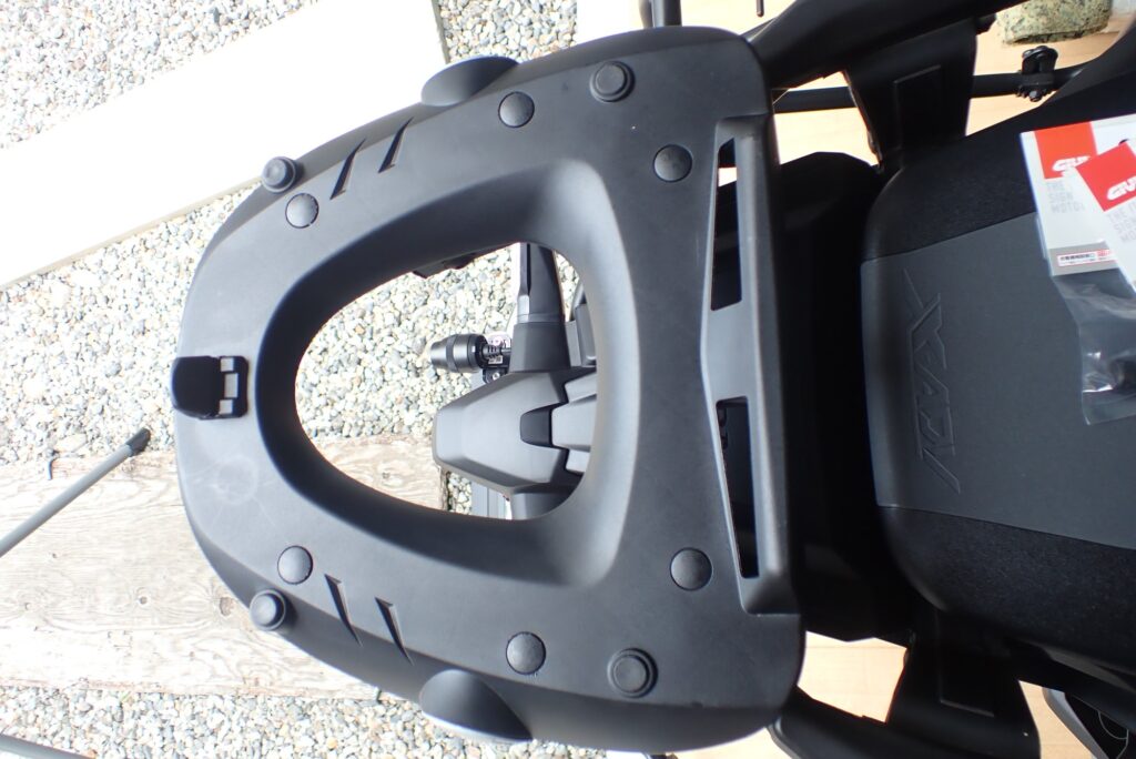 Overview of GIVI top case baseplate before rubber dampers replacement