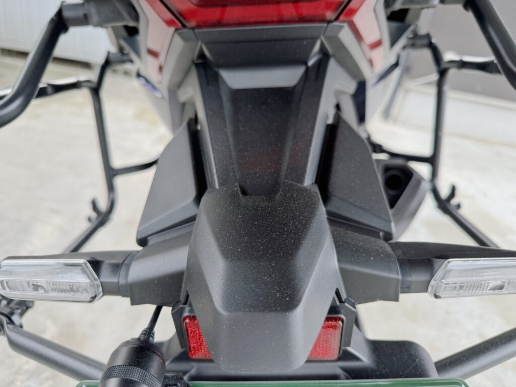 Fine dust on top of number plate bracket after 400km ride with Puig splash guard
