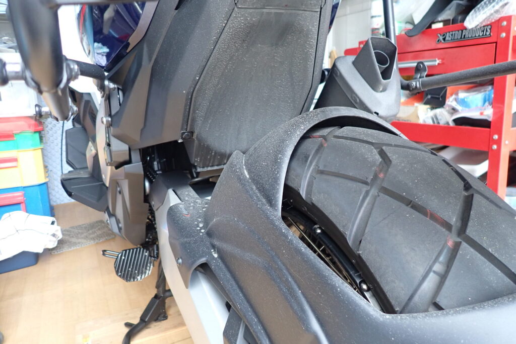 Chain side view of Puig splash guard showing fine mist dirt pattern after 400km ride