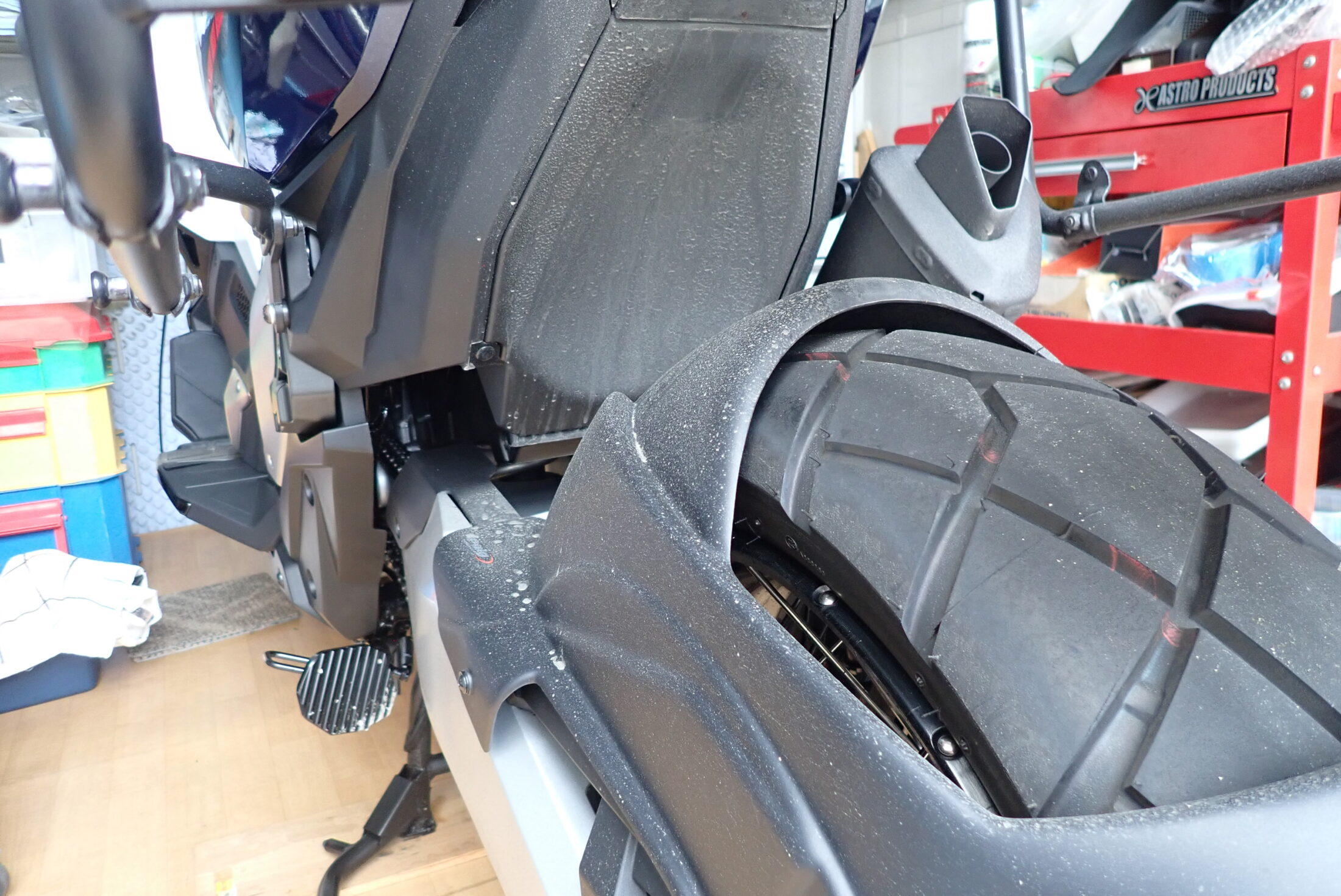Chain side view of Puig splash guard showing fine mist dirt pattern after 400km ride