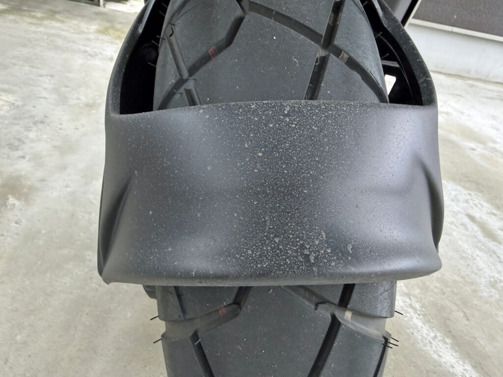 Rear tire coverage and minimal dirt on Puig splash guard rear section