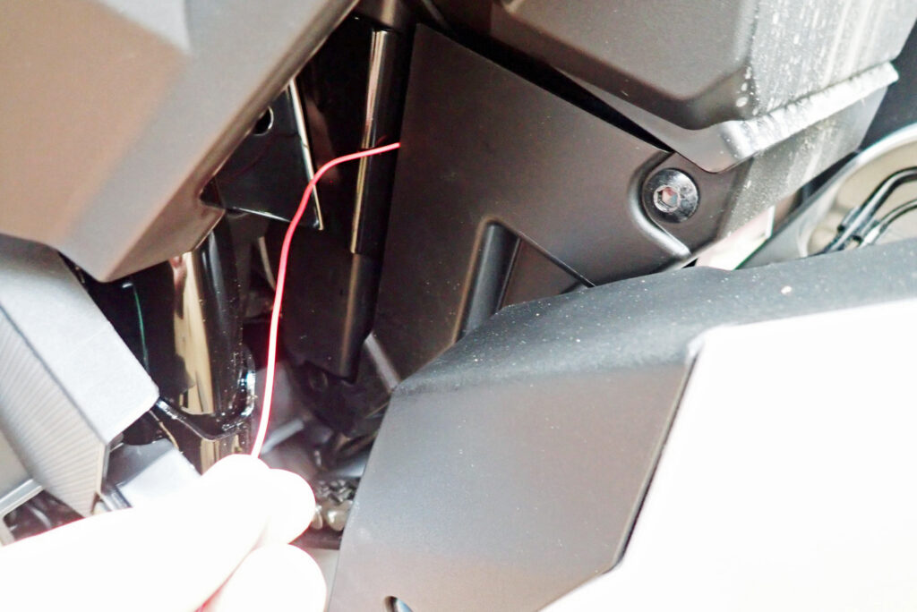 Routing ACC trigger cable through Honda X-ADV battery box slot