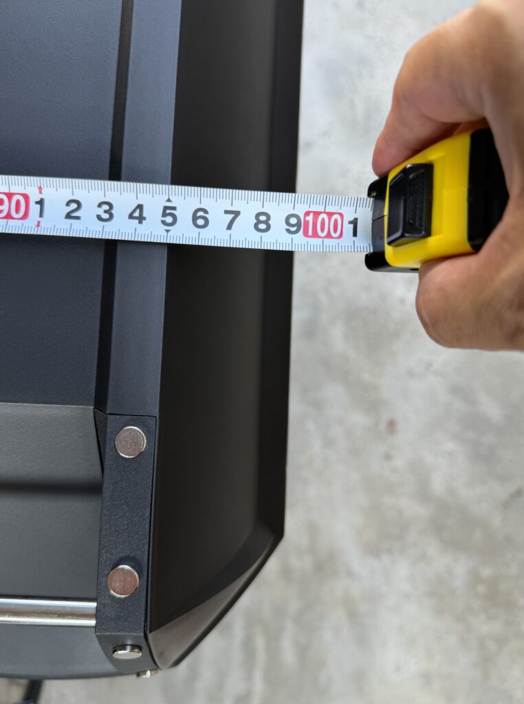 Il metro indica circa 100 cm all'esterno delle valigie GIVI E23N