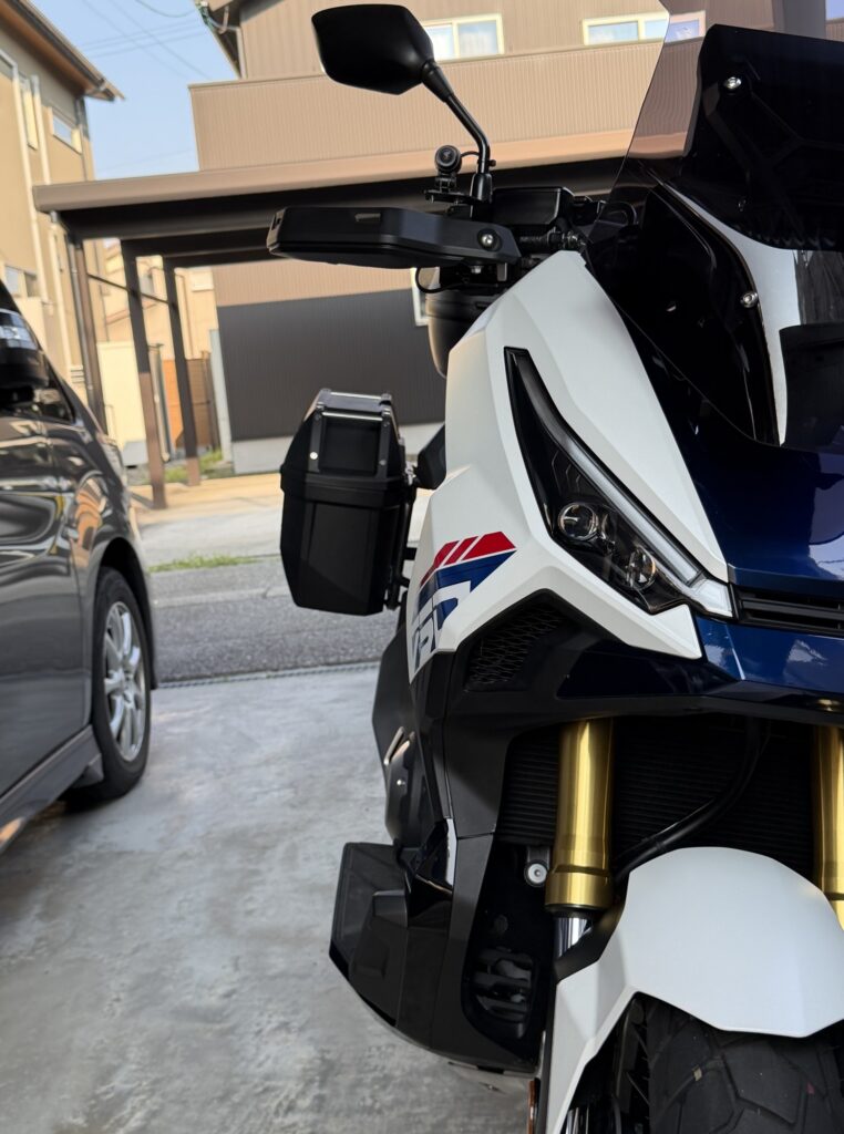 Honda X-ADV vista da davanti con le valigie laterali montate