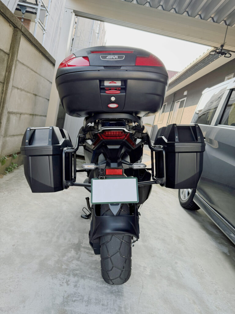 Honda X-ADV vista da dietro: le valigie laterali GIVI E23N sono simmetriche
