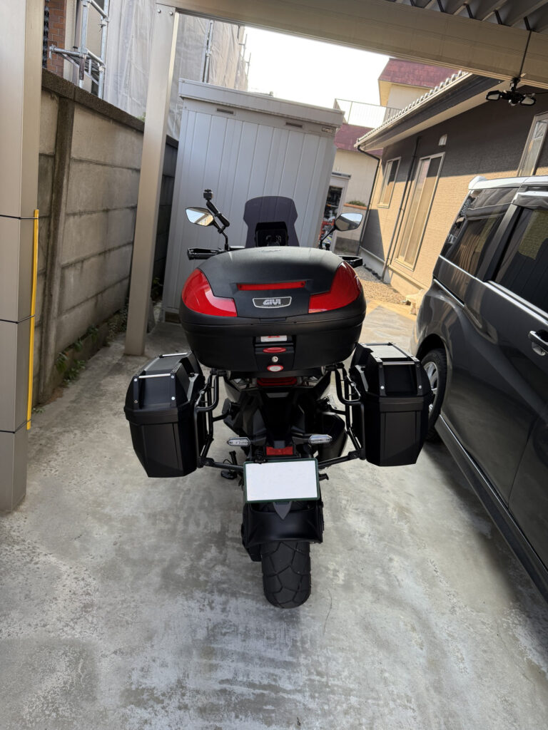 Honda X-ADV parcheggiato con bauletto e valigie laterali GIVI